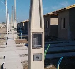 Poste Duplo T com Caixa Incorporada
