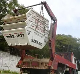 Caçambas Estacionárias e Caminhões