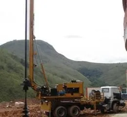 Perfuratriz Montada sobre Caminhão TM 300