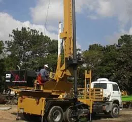 Perfuratriz Montada sobre Caminhão TM 200