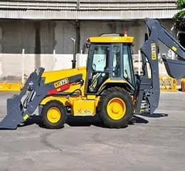 Retroescavadeira XT 870