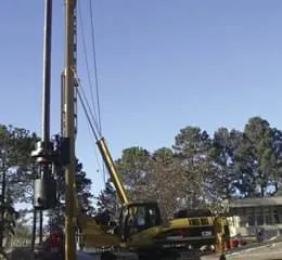 Perfuratriz EM800US com estaca escavada e hélice contínua