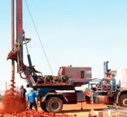 Perfuratriz Montada sobre Caminhão TM 240