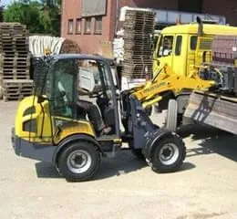 Minicarregadeira Articulada 506 CAB