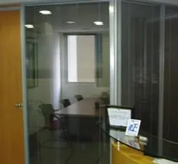 Divisórias com Micropersianas entre Vidros 50 mm