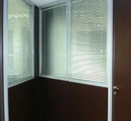 Divisórias com Micropersianas entre Vidros 90 mm