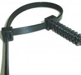 Conjunto de abraçadeira com bucha para lajes e paredes de concreto e de alvenaria