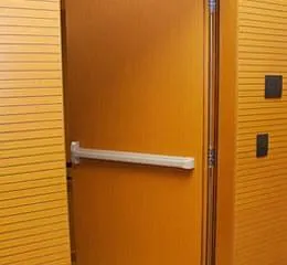 Porta Acústica de Madeira