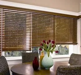 Persianas Horizontais de Madeira Natural e Sintética