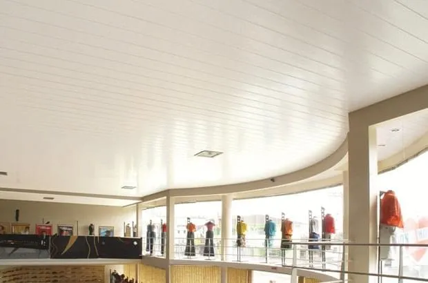 Moldura U em PVC - TEC 237