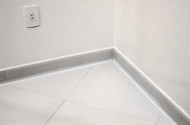 Canto Interno de Sobrepor em PVC - TEC 188