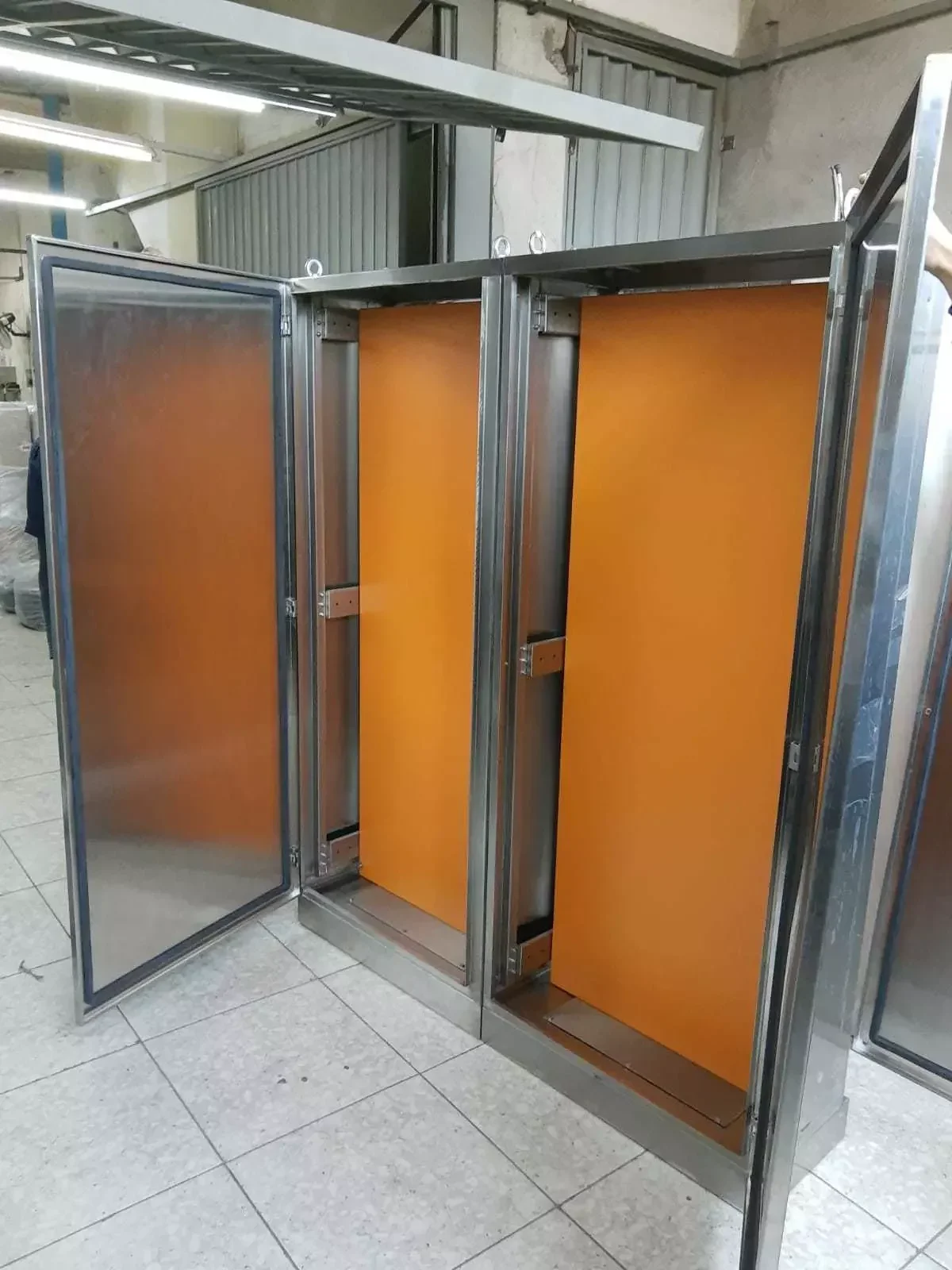 Caixas, Painéis e Armários de Comando