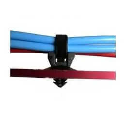 Abraçadeira com Plug Incorporado na Peça