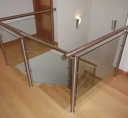 Corrimão em aço inox com Guarda-corpo em vidro laminado