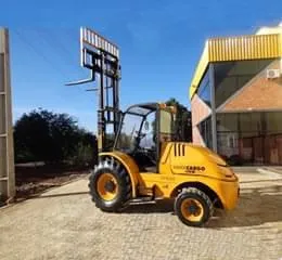 Empilhadeira Todo Terreno MAXXICARGO