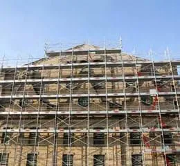 Fachadeiro com Piso e Escada Metálica