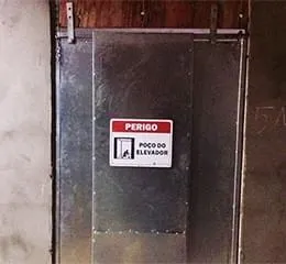 Porta de Proteção para Montagem do Elevador Definitivo