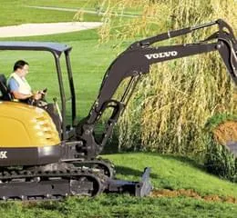 Escavadeira Compacta EC35C