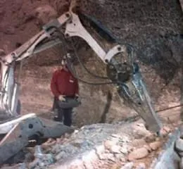 Robô com Martelo Hidráulico