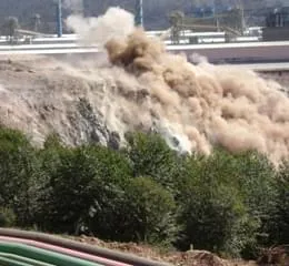 Desmonte de Rocha com Explosivos