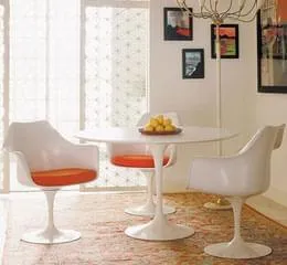 Mesa de Jantar Saarinen