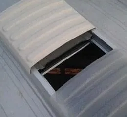 Sistema de Domos de Policarbonato Prismático Termoformado SKY-544