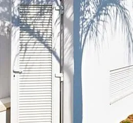 Porta com Veneziana de Correr ou de Giro