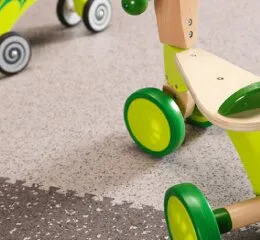 Piso vinílico heterogêneo em placa autoportante ACE Attraction