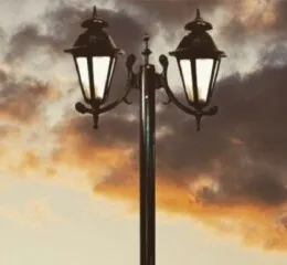 Poste Colonial Decorativo