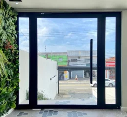 Porta Pivotante de Vidro com 1 Folha