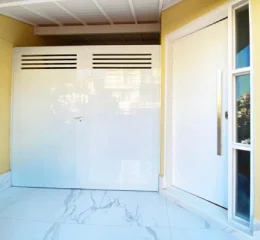 Portão Lambril com 2 Folhas e Friso Superior