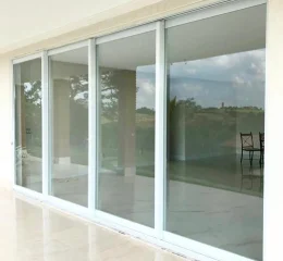 Porta de Correr Alumínio e Vidro com 4 Folhas