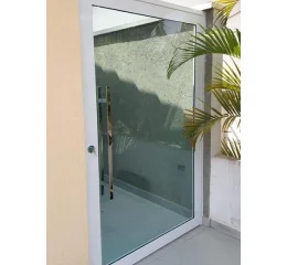 Porta de Alumínio e Vidro com 1 Folha 