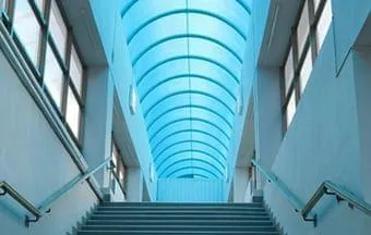 Cobertura de policarbonato privilegia iluminação natural