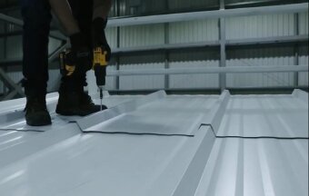 Como instalar telhas termoacústicas: veja o guia completo