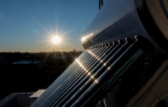 Vale a pena ter aquecedor solar para chuveiro? Entenda como funciona