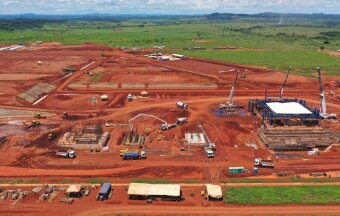 Fundação capaz de suportar equipamentos de grandes dimensões é desafio em obra