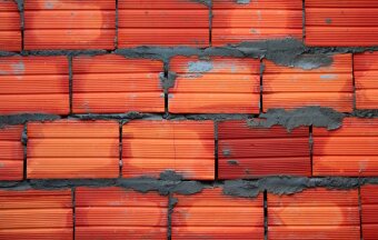 Tijolo baiano é opção durável e econômica para diferentes obras