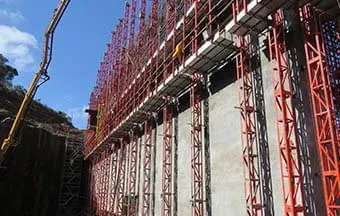 Fôrmas deslizantes e assistência técnica foram decisivas na UHE Salto Curucaca