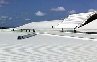 Telhas zipadas são produzidas sob medida para coberturas de grande porte