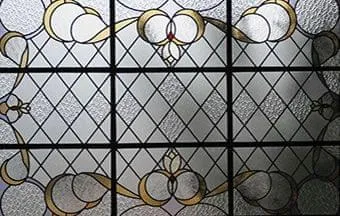 Vitrais conferem efeitos de luz ao interior dos ambientes