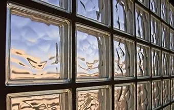 Alvenaria de blocos de vidro alia iluminação natural e privacidade