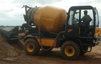 Autobetoneira carrega, produz e transporta concreto