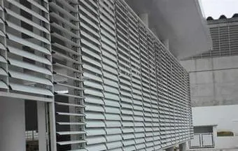 Brise-soleil em fachadas bloqueiam radiação solar