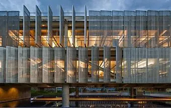 Fachadas eficientes podem utilizar vidro, brises ou cobertura vegetal