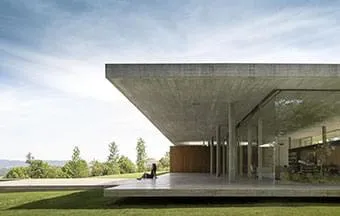 Estrutura em balanço proporciona visual leve à arquitetura