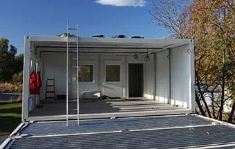 Revestimentos isolantes e aberturas conferem conforto térmico a containers 