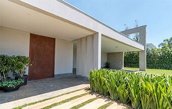 Como comprar portas? Conheça os principais requisitos 