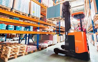 Como escolher a empilhadeira certa para o transporte de cargas?