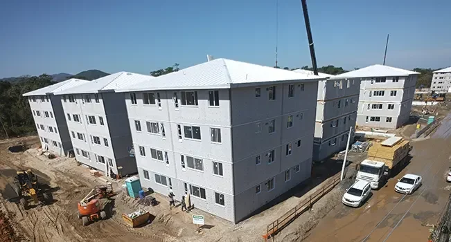 Prédios em construção na Baleia Verde, São Sebastião (Foto: Divulgação)